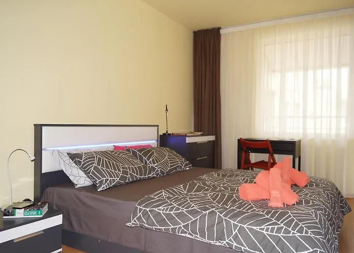 Spacious 2bdr - Free Parking - Walk Everywhere - 300 Mbps Wifi