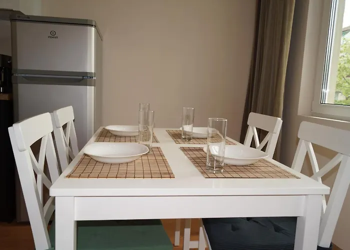 Spacious 2bdr - Free Parking - Walk Everywhere - 300 Mbps Wifi