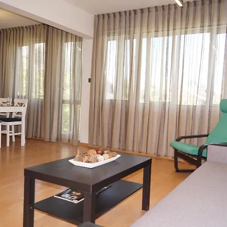 Spacious 2bdr - Free Parking - Walk Everywhere - 300 Mbps Wifi