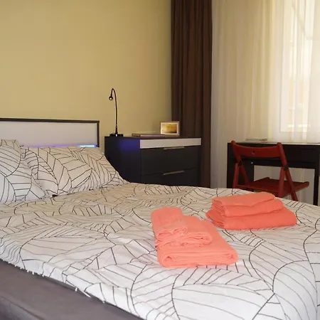 Spacious 2bdr - Free Parking - Walk Everywhere - 300 Mbps Wifi * Варна