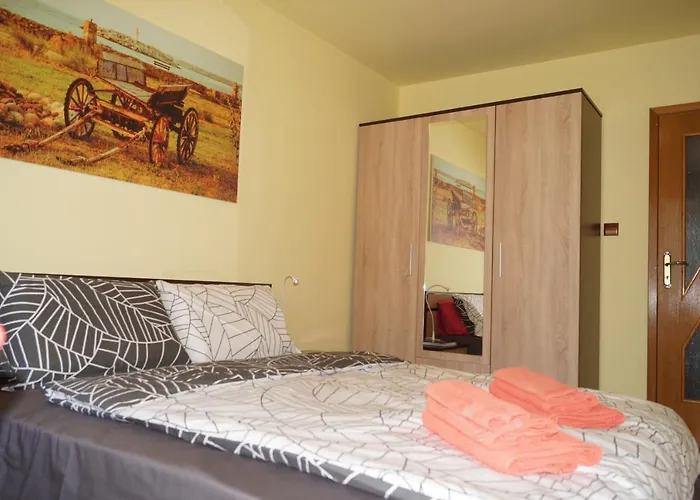 Spacious 2bdr - Free Parking - Walk Everywhere - 300 Mbps Wifi Lägenhet