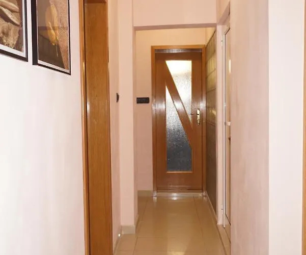 Spacious 2bdr - Free Parking - Walk Everywhere - 300 Mbps Wifi